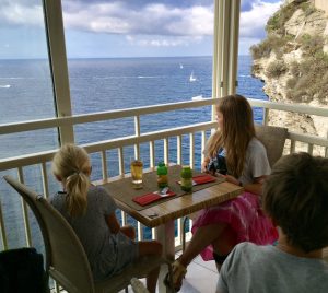 Korsika mit Kindern Ausblick vom Café in der Altstadt