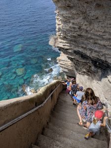 Treppe des Königs von Aragon in Bonifacio auf Korsika mit Kindern