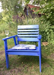 Blauer Stuhl im Garten des Ferienhauses in Kleinzerlang an der Mecklenburger Seenplatte