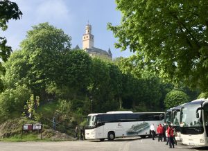 Die Marksburg mit den Touristenbussen im Vordergrund